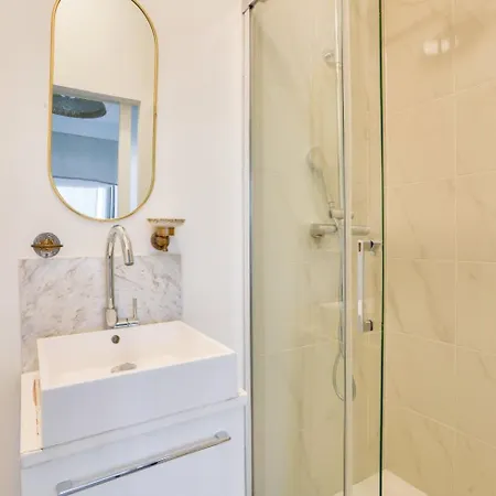 Beautiful 1 Bedroom - 15 District